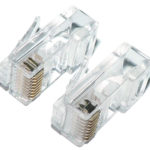 RJ45 connector voor stugge (links) en soepele kabel (rechts)